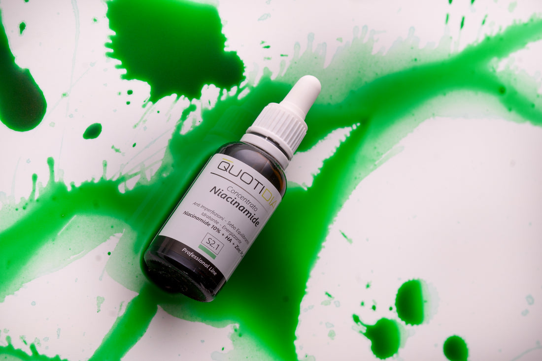 Siero viso niacinamide, combatte acne ed imperfezioni, consigliato per una skincare routine su pelle grassa.