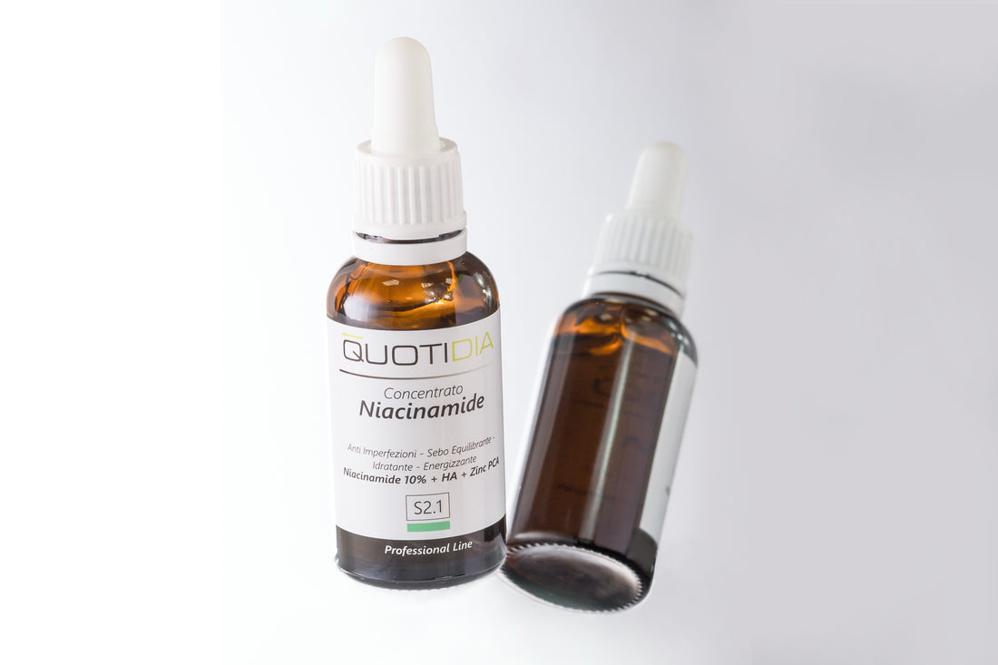 Siero viso niacinamide, combatte acne ed imperfezioni, consigliato per una skincare routine su pelle grassa.
